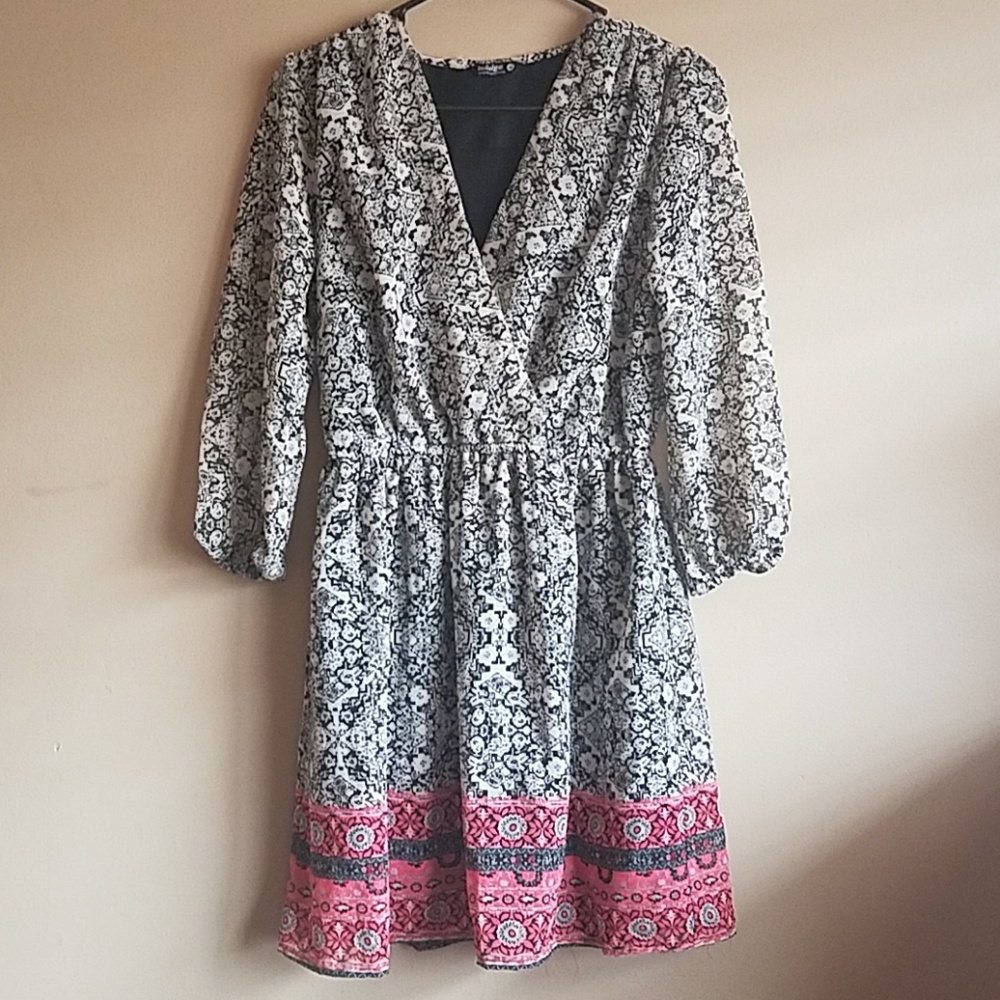 Black/Cream V-Neck Dress with 3/4 Sleeves